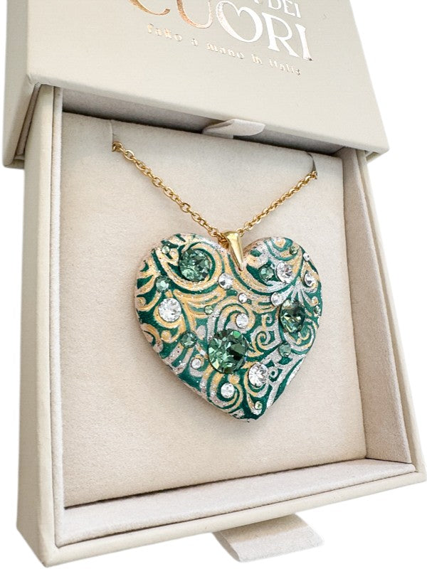 Gioiello personalizzato in argilla polimerica con dedica incisa e dettagli in cristalli Swarovski. Un pezzo scultoreo e originale, pensato per sorprendere un'amica speciale o una sorella per il suo compleanno