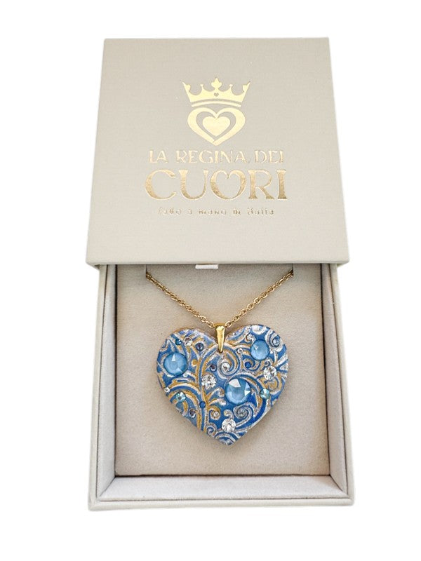 Collana materica personalizzata con pendente a cuore modellato a mano e illuminato da cristalli Swarovski. Il regalo romantico per eccellenza con dedica incisa, perfetto per San Valentino o per celebrare un amore unico