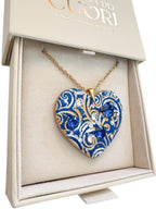 Gioiello personalizzato in argilla polimerica con dedica incisa e dettagli in cristalli Swarovski. Un pezzo scultoreo e originale, pensato per sorprendere un'amica speciale o una sorella per il suo compleanno